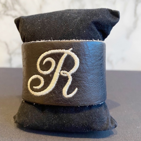 𝅺ROOTS Reversible leather CUFF monogrammed “R” - Picture 6 of 6